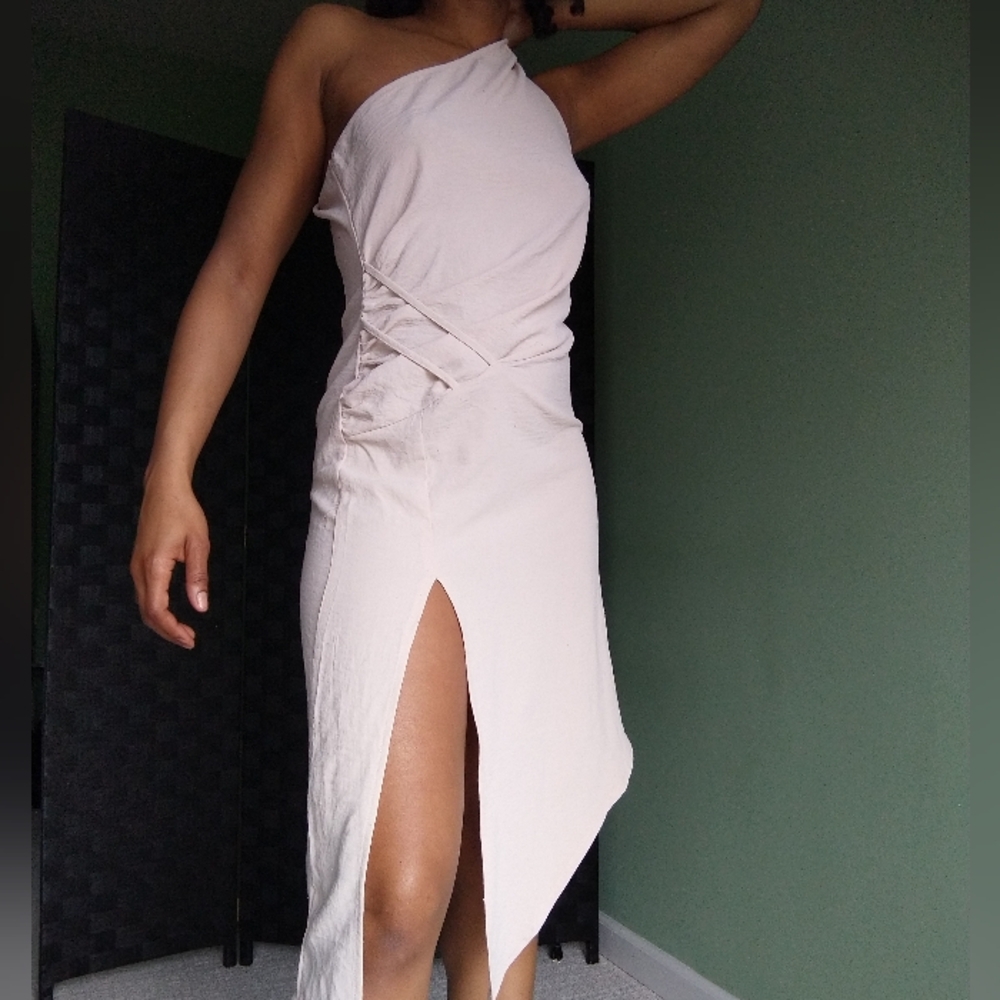 Women's cream colored high side slit one shoulder dress - Picture 10 of 15